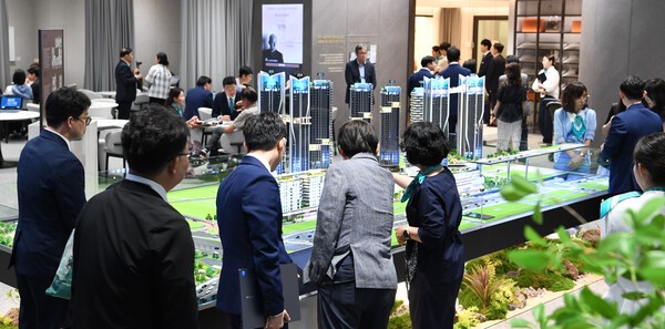 포스코이앤씨, '용산 정비창전면1구역 홍보관' 인산인해